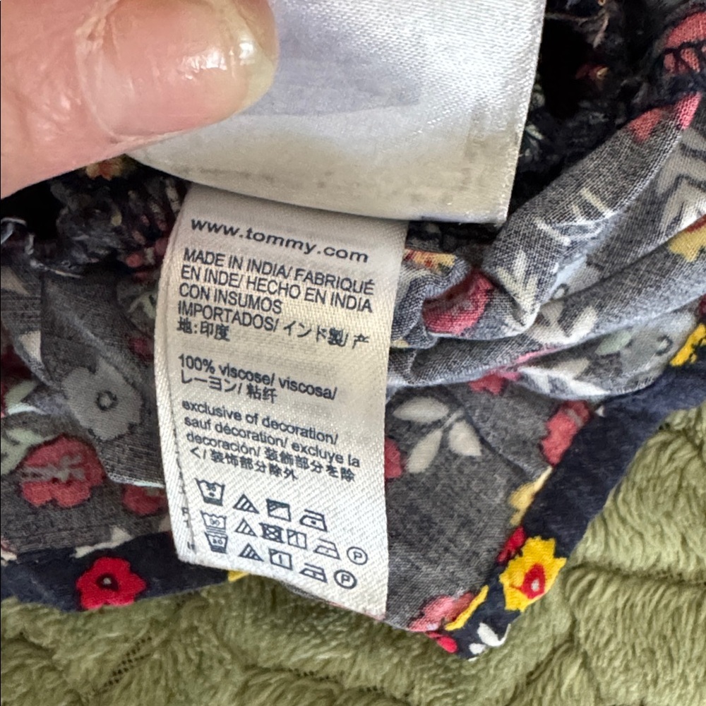 Tommy Hilfiger Denim Navy Floral Smocked Blouse Sz M - Picture 3 of 4